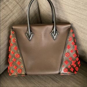 Lv rare cashmire bag ! Raised lv logo gorgeous